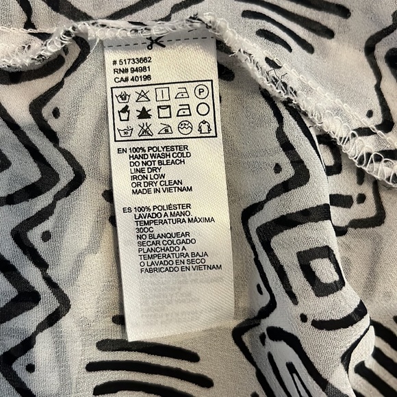 Forever 21 black and white women’s top with black button front. Size M - Picture 7 of 7